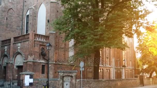 Kirche des hl. Johannes Baptist und des hl. Johannes Evangelist, kleine Basilika, Kathedrale der Diözese Torun, Polen. gotische Kirche aus Ziegelsteinen, eine schiffige Halle mit monumentalem Westturm. — Stockvideo