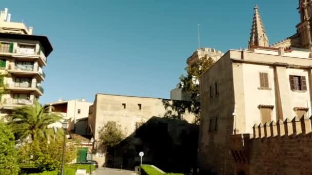 Собор Санта-Мария-де-Пальма, более известный как Ла-Сеу, является готическим католическим собором, расположенным в Пальме, Мальорка, Испания, построенный на месте уже существующей арабской мечети . — стоковое видео