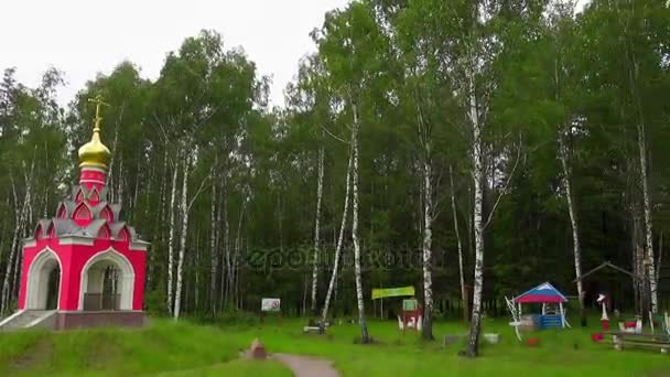 Cappella sul sito sorgente del fiume Mosca, distretto di Mozhaysk, Russia . — Video Stock