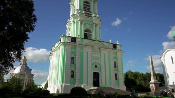 Pěti stupňová lávře zvonice, postavená v letech 1741-1770. St. Sergius Trinity lávra je nejdůležitější ruské kláštera a duchovním centrem ruské pravoslavné církve. Sergiyev Posad, Rusko. — Stock video