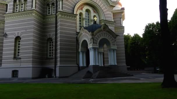 La cathédrale de la Nativité du Christ, Riga, Lettonie a été construite par Nikolai Chagin et Robert Pflug dans un style néo-byzantin entre 1876 et 1883, pendant la période où le pays faisait partie de l'Empire russe. — Video