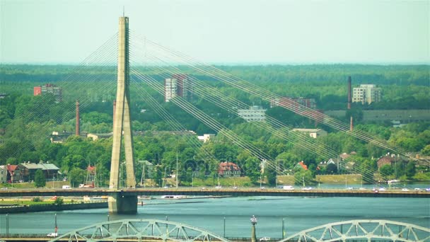 El puente Vansu en Riga es un puente de cable que cruza el río Daugava en Riga — Vídeo de stock