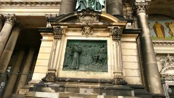 Katedrála Berlin (Berliner Dom) je krátký název pro nejvyšší farnost evangelické a kolegiátní kostel v Berlíně, Německo. Nachází se na ostrově muzea ve čtvrti Mitte. — Stock video