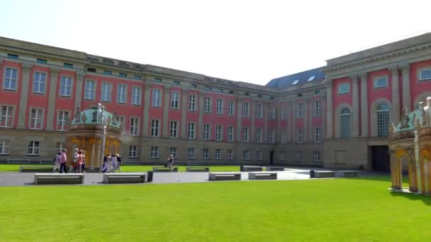Banderas y patio interior público del edificio del parlamento. Landtag of Brandenburg (Parlamento del Estado de Brandeburgo) es una legislatura unicameral del estado de Brandeburgo en Potsdam, Alemania. . — Vídeos de Stock