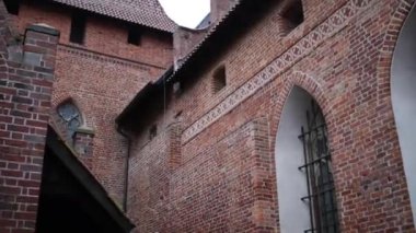 Malbork Cermen sırayla yüzey alanı tarafından dünyanın en büyük Kalesi kalesidir. Bir Ordensburg kale şeklinde Töton Şövalyeleri tarafından Marienburg, Prusya içinde inşa edilmiş.