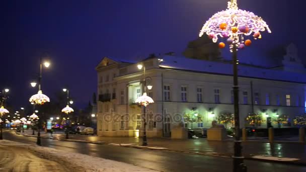 Krakowskie Przedmiescie en Año Nuevo. La Avenida Real constituye la parte más septentrional de la Ruta Real de Varsovia, y une el casco antiguo y el Castillo Real en la Plaza del Castillo en Varsovia, Polonia — Vídeos de Stock
