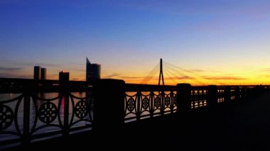 Vansu köprüdür Riga'da Daugava Nehri Riga haçlar Askılı köprü