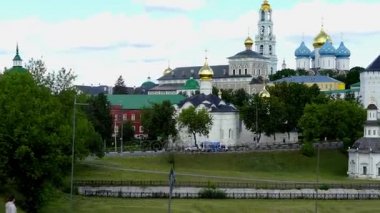 Trinity Lavra St Sergius en önemli Rus Manastırı ve Rus Ortodoks Kilisesi'nin ruhani merkezi olduğunu. Manastır şehri, Sergiyev Posad içinde Rusya Federasyonu yer almaktadır.