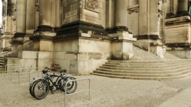 Berlin Cathedral (Berliner Dom) Evanjelist Yüce bucak ve Collegiate Kilisesi, Berlin, Almanya kısa adıdır. Bu Mitte borough müze Adası üzerinde yer almaktadır.
