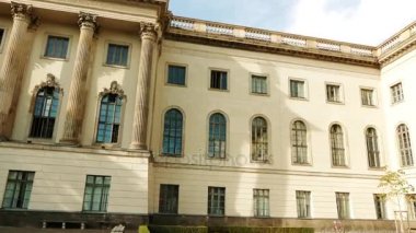 Berlin Humboldt Üniversitesi Lise Meitner anıt Berlin Üniversitesi Wilhelm von Humboldt tarafından kurulan Almanya'nın en eski üniversitelerinden biridir.