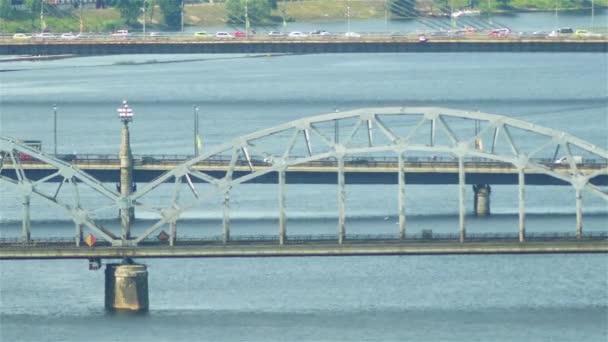 Eisenbahnbrücke (Dzelzcela kippt) ist Brücke, die den Fluss Daugava in Riga überquert — Stockvideo