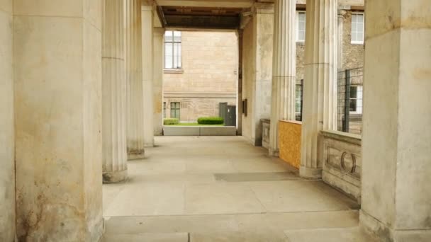 Colonnade in Alte Nationalgalerie (Old National Gallery) on State Museums in Berlin, Germany, showing collection of Neoclassical, Romantic, Biedermeier, Impressionist and early Modernist artwork. — Stock Video