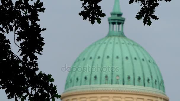 Transfer focus: Dome of St. Nicholas Church in Potsdam is an Evangelical Lutheran church on Old Market Square (Alter Markt), Germany. — Stock Video