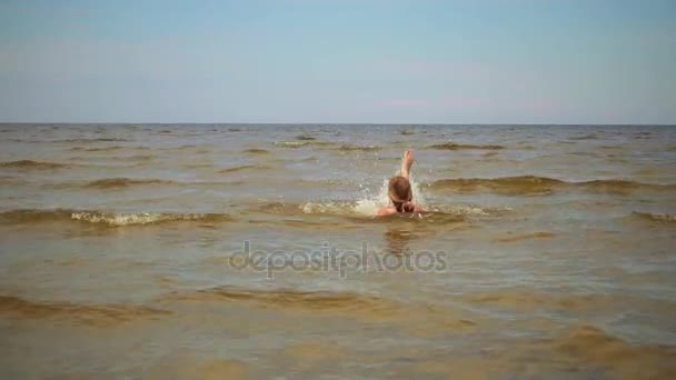 Petite belle fille marche sur la plage de sable fin station balnéaire ville de Jurmala, Lettonie . — Video