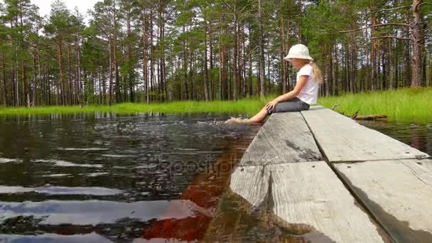 Pequena menina bonita caminha no campo do pântano em Viru Raba em Lahemaa, Estonia . — Vídeo de Stock