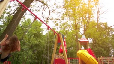 Ağır çekim: Yeşil Şehir Parkı hızıyla sürme uzun saçlı güzel kız.