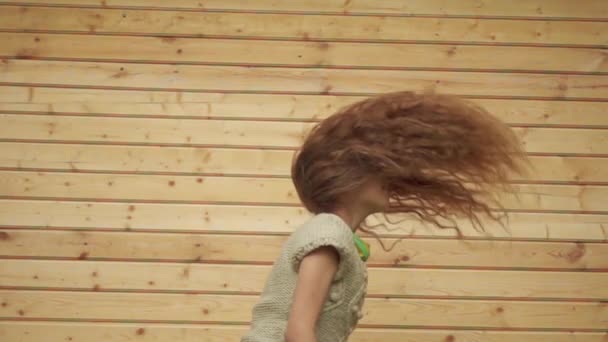 Медленное движение: Красивая маленькая девочка внезапно осознает свои волосы . — стоковое видео