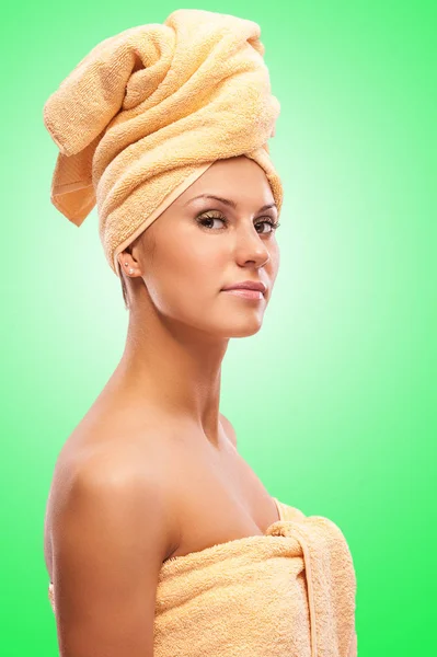 お風呂の後若い美しい女性のクローズ アップの肖像画 — ストック写真