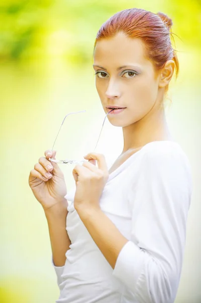 Mulher bonita olhando sobre óculos — Fotografia de Stock