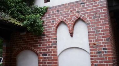 Malbork Cermen sırayla yüzey alanı tarafından dünyanın en büyük Kalesi kalesidir. Bir Ordensburg kale şeklinde Töton Şövalyeleri tarafından Marienburg, Prusya içinde inşa edilmiş.
