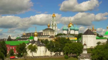Trinity Lavra St Sergius en önemli Rus Manastırı ve Rus Ortodoks Kilisesi'nin ruhani merkezi olduğunu. Manastır şehri, Sergiyev Posad içinde Rusya Federasyonu yer almaktadır.