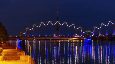 Demiryolu Köprüsü (Dzelzcela Eğer) Riga'da Daugava Nehri geçerek köprüdür