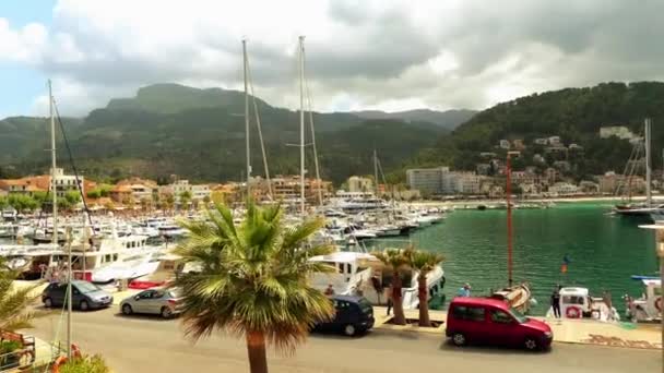 Port de Soller är en by och hamnen i staden i Mallorca, Balearerna, Spanien. Tillsammans med byn av Fornalutx och hamlet av Biniaraix kombineras de till Soller. — Stockvideo
