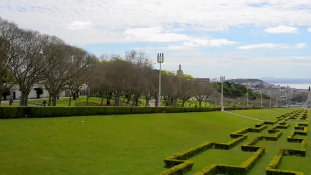 Eduardo Vii Park egy nyilvános parkban, Lisszabonban, Portugáliában. A park északi Avenida da Liberdade sugárút és a Marquess of Pombal tértől, a város központjában a 26 hektárnyi területen foglal. — Stock videók