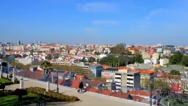 Trädgården av San Pedro de Alcantara är trädgården ligger i Lissabon, Portugal, i barmhärtighet socken. Det byggdes 1864 på två terrasser. — Stockvideo