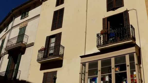 Rua velha 4k em Palma. Palma é a capital e maior cidade da ilha Maiorca da comunidade autónoma das Ilhas Baleares em Espanha . — Vídeo de Stock