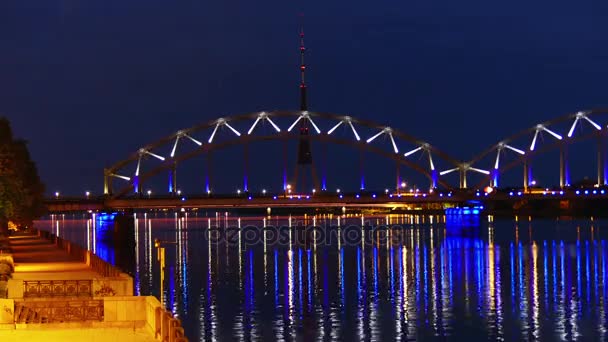 Eisenbahnbrücke (Dzelzcela kippt) ist Brücke, die den Fluss Daugava in Riga überquert — Stockvideo