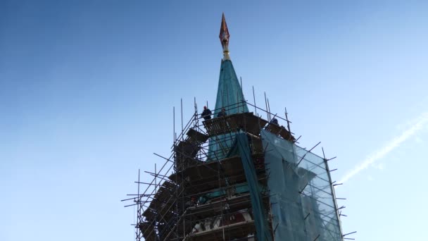 Reparos na Torre Nikolskaya. Torre de Nikolskaya - uma de torres de Moscou Kremlin, Rússia, de frente para Praça Vermelha. Torre localizada Nikolsky portões do Kremlin . — Vídeo de Stock
