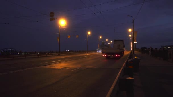 Akmens kantelt is een brug in Riga, Letland. Tot 1992 heette Oktobra tilta. Over de brug, twee richtingen tram, trolleybus en auto. Gietijzer balustrades zijn ingericht met nationale versieringen. — Stockvideo