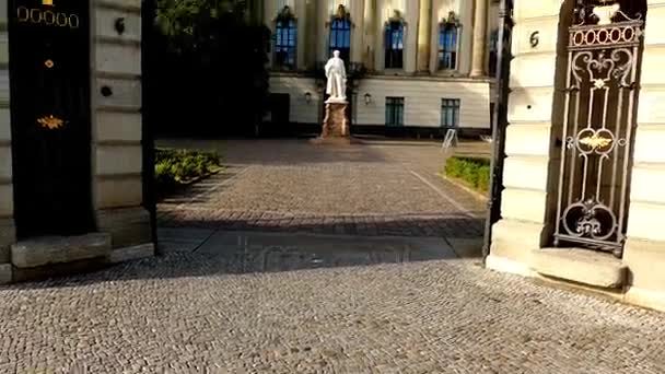 Monument av Hermann Ludwig Ferdinand von Helmholtz i Humboldt universitetet i Berlin är en av äldsta universitetarna av Tyskland, grundades av Wilhelm von Humboldt Universität den. — Stockvideo