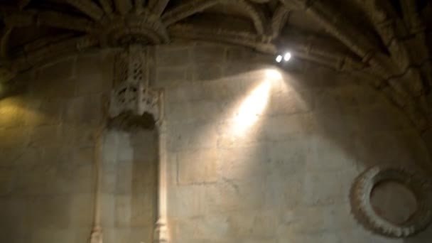 LISBOA, PORTUGAL - MARTE 27 2016: Monasterio de Jerónimos o Monasterio de Jerónimos, es el monasterio de la Orden de San Jerónimo cerca del río Tajo en la parroquia de Belem, en Lisboa Municipio, Portugal . — Vídeo de stock