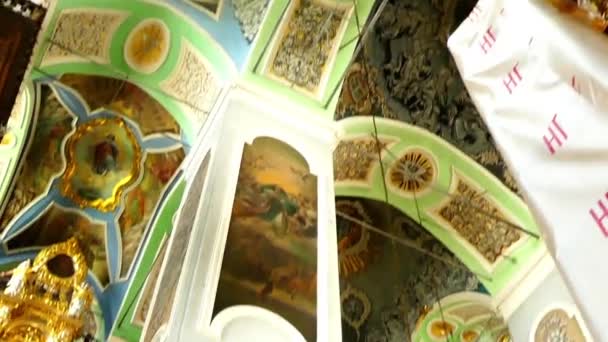 Smolensk, Rusya Federasyonu - 24 Ağustos 2016: İç in katedral kilise, şehir, Yüce Katedrali tepeden hakim varsayım, Smolensk asıl kilise piskoposluk 800 yıldır. — Stok video