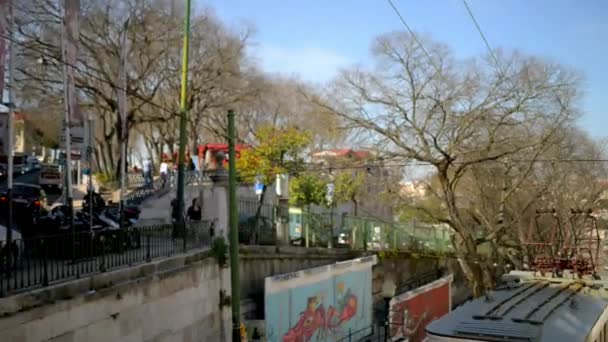 LISBOA, PORTUGAL - MARTE 24 2016: Gloria Funicular (Gloria Lift), es una línea de ferrocarril funicular en la parroquia civil de Santo Antonio. Conecta Pombalina - Bairro Alto . — Vídeos de Stock