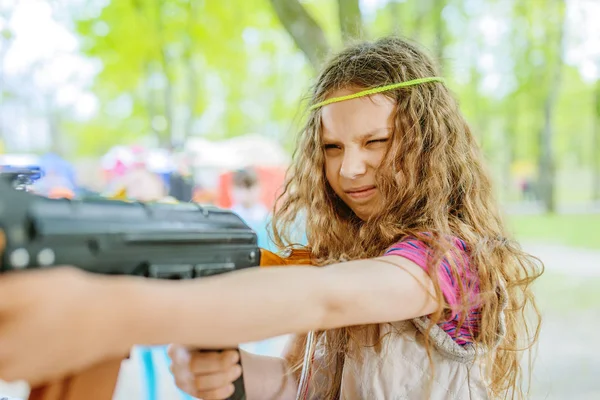 Petite fille avec Kalachnikov fusil d'assaut — Photo