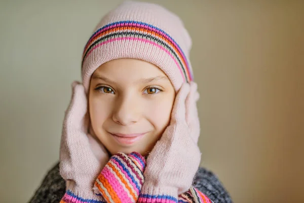 Liten vacker flicka i vintermössa och halsduk — Stockfoto