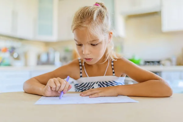 Κοριτσάκι γραφής με το στυλό στο Σημειωματάριο — Φωτογραφία Αρχείου
