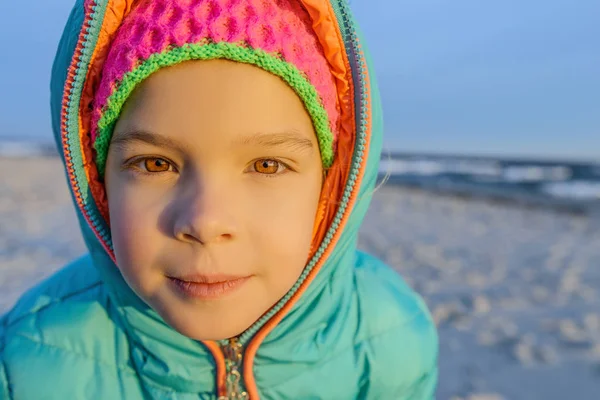 Menina caminha ao longo da costa do Mar Báltico — Fotografia de Stock