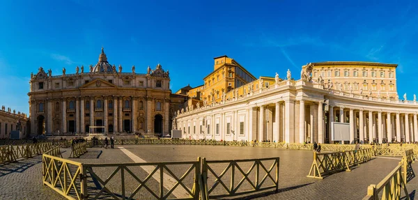 St. Peter Square egy nagy plaza, Vatikán — Stock Fotó