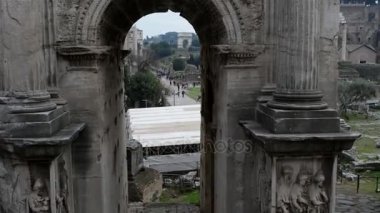 Beyaz mermer kemer Septimius Severus Roma Forum kuzeybatı ucundaki İmparator Septimius Severus ve Caracalla ve Geta iki oğlu Pers zaferler anmak için zafer takı var. Roma, İtalya