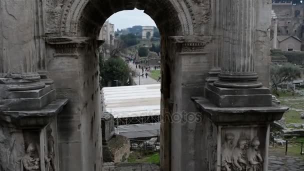 Vit marmor Arch av Septimius Severus i nordvästra änden av Roman Forum är triumfbåge att fira partiska segrar av kejsar Septimius Severus och två söner Caracalla och Geta. Roma, Italien — Stockvideo