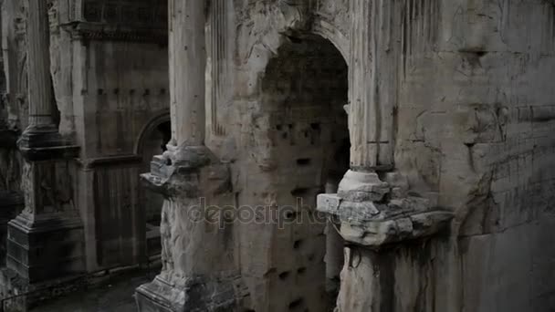 Arc de marbre blanc de Septime Sévère à l'extrémité nord-ouest du Forum romain est arc de triomphe pour commémorer les victoires parthes de l'empereur Septime Sévère et deux fils, Caracalla et Geta. Roma, Italie 