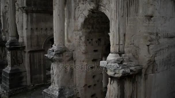 Vit marmor Arch av Septimius Severus i nordvästra änden av Roman Forum är triumfbåge att fira partiska segrar av kejsar Septimius Severus och två söner Caracalla och Geta. Roma, Italien — Stockvideo