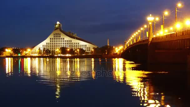 Edificio principal de la Biblioteca Nacional de Letonia en Riga por la noche. Biblioteca Nacional de Letonia es una institución cultural nacional bajo la supervisión del Ministerio de Cultura de Letonia . — Vídeos de Stock