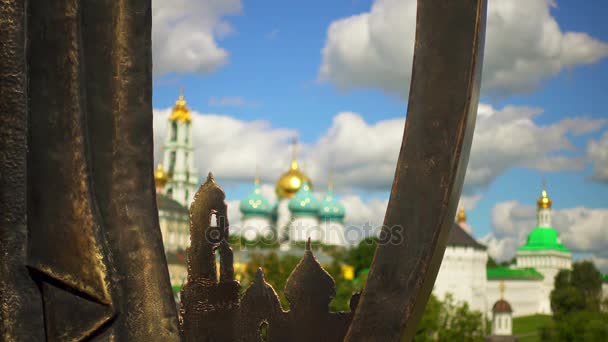 Trindade Lavra de São Sérgio é o mais importante mosteiro russo e centro espiritual da Igreja Ortodoxa Russa. Mosteiro está situado na cidade de Sergiyev Posad, Federação Russa . — Vídeo de Stock