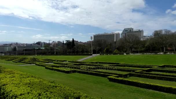 El Parque Eduardo VII es un parque público en Lisboa, Portugal. El parque ocupa un área de 26 hectáreas al norte de la Avenida da Liberdade y el Marqués de la Plaza Pombal, en el centro de la ciudad . — Vídeo de stock