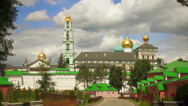 St. Sergius Trinity lávra je nejdůležitější ruské kláštera a duchovním centrem ruské pravoslavné církve. Klášter se nachází ve městě Sergiyev Posad, Ruská federace. — Stock video